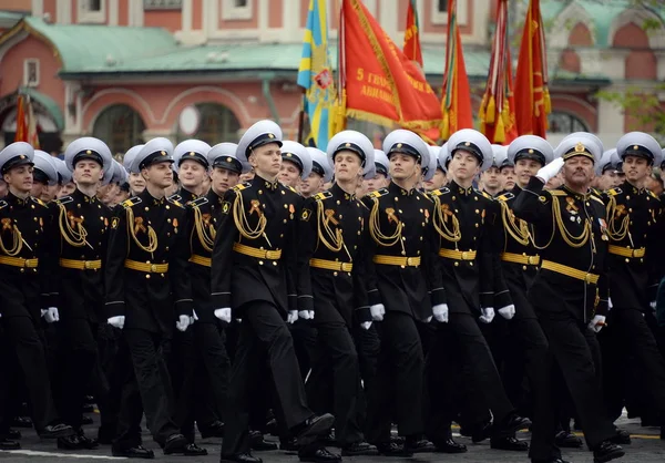 MOSCOW, RUSSIA 6 Mayıs 2018: Nakhimov Donanma Okulu öğrencileri Zafer Günü onuruna Kızıl Meydan 'daki geçit töreninin kostümlü provası sırasında.