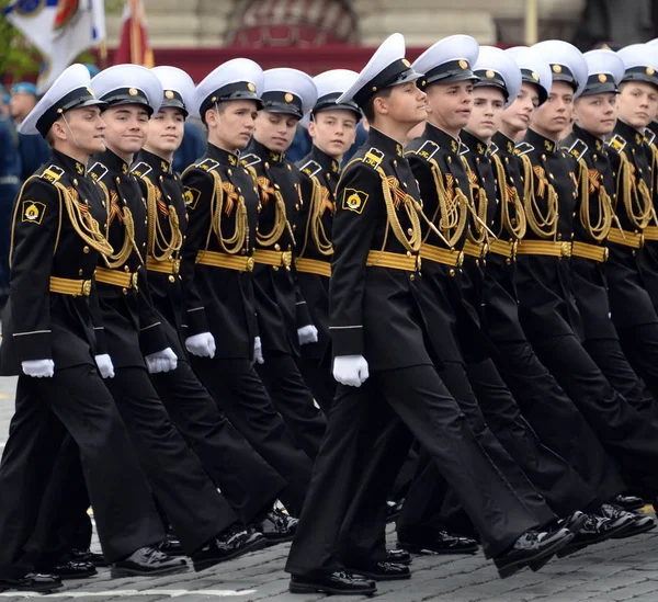 MOSCOW, RUSSIA 6 Mayıs 2018: Nakhimov Donanma Okulu öğrencileri Zafer Günü onuruna Kızıl Meydan 'daki geçit töreninin kostümlü provası sırasında.