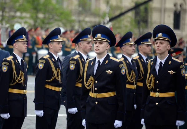 Солдаты президентского полка на репетиции военного парада на Красной площади в Москве . — стоковое фото