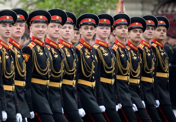 Pupils of the Moscow military Suvorov school during the dress rehearsal of the parade on Red Square in honor of the Victory Day. — Stock Photo, Image