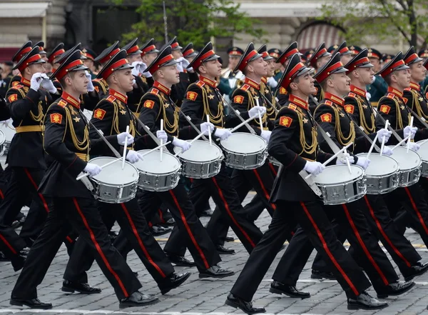 Os bateristas da escola musical militar de Moscou durante o ensaio de vestido do desfile na Praça Vermelha em honra do Dia da Vitória . — Fotografia de Stock