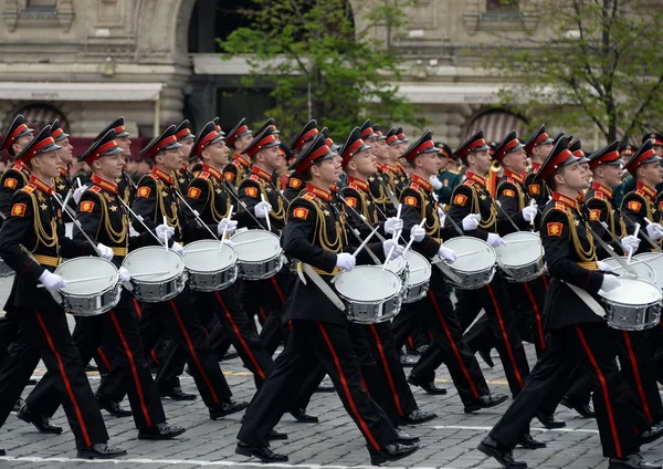 Drummers van de Moskou militaire muziekschool tijdens de generale repetitie voor de parade op het Rode plein ter ere van de dag van de overwinning. — Stockfoto