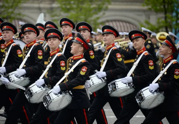 Os bateristas da escola musical militar de Moscou durante o ensaio de vestido do desfile na Praça Vermelha em honra do Dia da Vitória . — Fotografia de Stock
