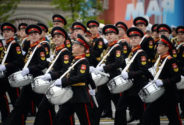 Bubeníci z moskevské vojenské hudební školy během kostýmové zkoušky z přehlídky na Rudém náměstí na počest vítězství dne. — Stock fotografie