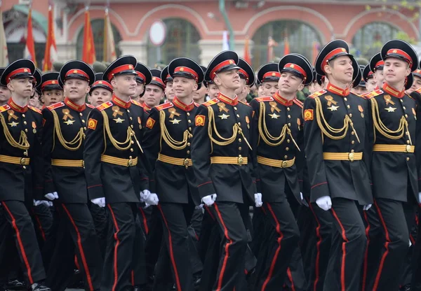 Leerlingen van de School Tver militaire Suvorov voor de generale repetitie voor het Rode plein ter ere van de dag van de overwinning — Stockfoto