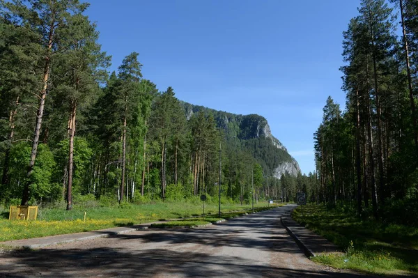 Na silnici v turistické a rekreační zónou "Turquoise Katun". — Stock fotografie