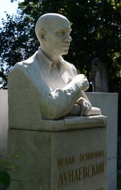  Besteci Isaac Dunaevsky Moskova'da Novodevichy mezarlığında mezar.