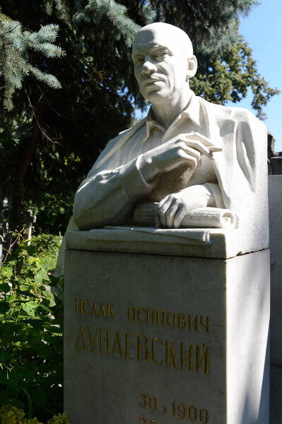  Могила композитора Исаака Дунаевского на Новодевичьем кладбище в Москве
.