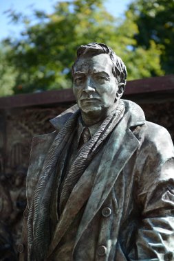 İnsanların sanatçı Vyacheslav Tikhonov, Moskova Novodevichy mezarlığında mezar.