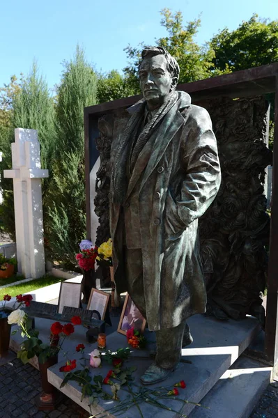 La tumba del artista popular Vyacheslav Tikhonov en el cementerio Novodevichy de Moscú . — Foto de Stock