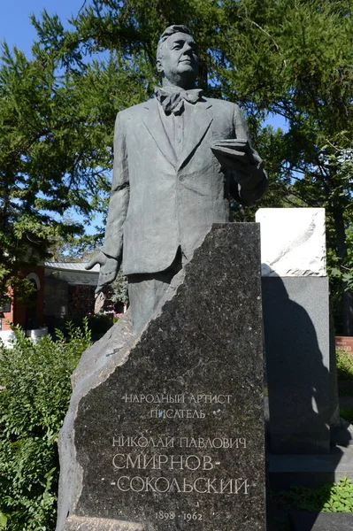 A sepultura de Nikolai Smirnov-Sokolsky no cemitério Novodevichy em Moscou . — Fotografia de Stock