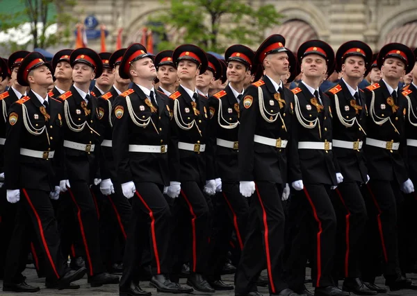 Cadetten van de presidentiële Kadettenschool van Moskou van de nationale garde tijdens de generale repetitie van de parade. — Stockfoto