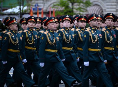 Memurları Kızıl Meydan üzerinde geçit kostümlü prova sırasında Rusya silahlı kuvvetleri kombine silah Akademisi.