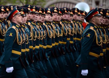  Memurları Kızıl Meydan üzerinde geçit kostümlü prova sırasında Rusya silahlı kuvvetleri kombine silah Akademisi.