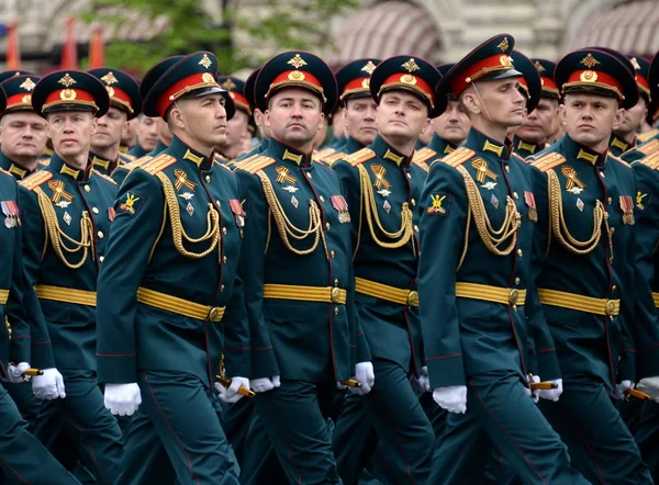 Oficiais da Academia de Armas Combinadas das Forças Armadas da Rússia durante o ensaio geral do desfile na Praça Vermelha . — Fotografia de Stock