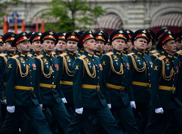 Ufficiali dell'Accademia delle Armi Combinate delle Forze Armate della Russia durante le prove generali della parata sulla Piazza Rossa . — Foto Stock