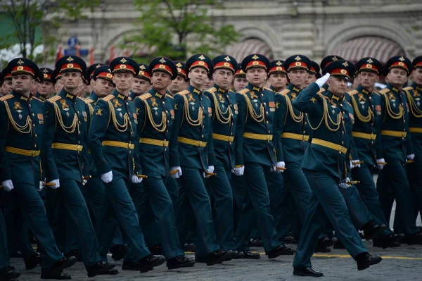Oficiales de la Academia de Armas Combinadas de las Fuerzas Armadas de Rusia durante el ensayo general del desfile en la Plaza Roja . — Foto de Stock