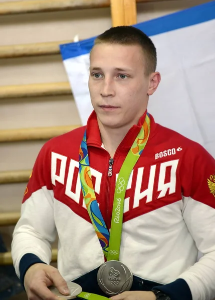 Gimnasta rusa, cinco veces medallista de los Juegos Olímpicos, campeón del mundo Denis Ablyazin en el complejo deportivo "Olympic " — Foto de Stock