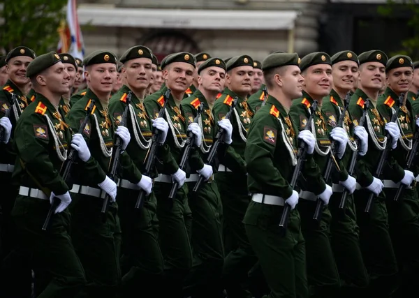 Cadets de l'Université Militaire du Ministère de la Défense de Russie lors de la répétition générale du défilé sur la Place Rouge . — Photo