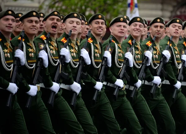 Cadetten van de Universiteit van de militairen van het ministerie van defensie van Rusland tijdens de generale repetitie voor de parade op het Rode plein. — Stockfoto