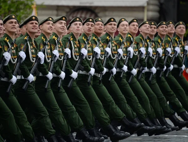 Cadetes da academia militar de Forças Estratégicas de Mísseis nomeados em homenagem a Pedro, o Grande, no ensaio geral do desfile do Dia da Vitória na Praça Vermelha . — Fotografia de Stock