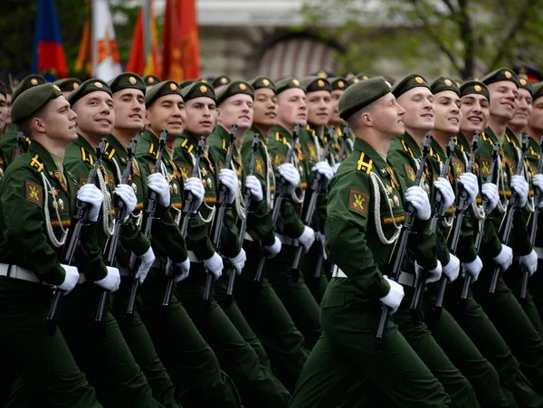 Cadets of the military academy of Strategic Missile Forces named after Peter the Great at the dress rehearsal of the Victory Day parade on Red Square. — Stock Photo, Image