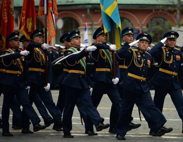 Oficiales de la Academia de la Fuerza Aérea durante el ensayo general del desfile en la Plaza Roja en honor al Día de la Victoria . —  Fotos de Stock
