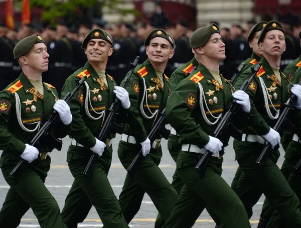 Cadetten van de Academie van de militaire logistiek vernoemd naar generaal Khrulev op de generale repetitie voor de Victory Day parade. — Stockfoto