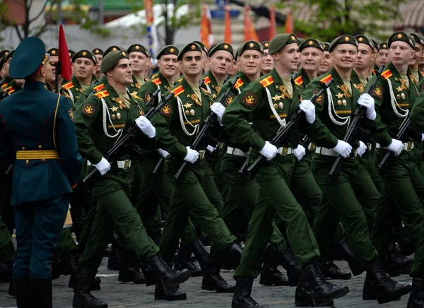Cadetes de la academia de logística militar nombrados en honor al general Khrulev en el ensayo general para el desfile del Día de la Victoria . — Foto de Stock