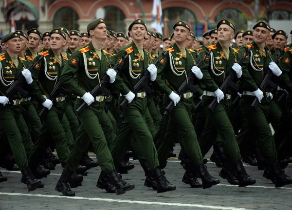 Cadetes de la academia de logística militar nombrados en honor al general Khrulev en el ensayo general para el desfile del Día de la Victoria . — Foto de Stock