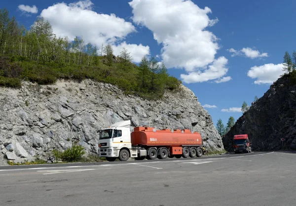 Altai Republiken Ryssland Juni 2018 Fuel Lastbilar Pass Irene Taman — Stockfoto