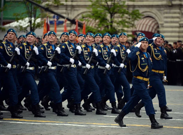 Cadetten van de Academie van de luchtmacht tijdens de generale repetitie voor de parade op het Rode plein ter ere van de dag van de overwinning. — Stockfoto