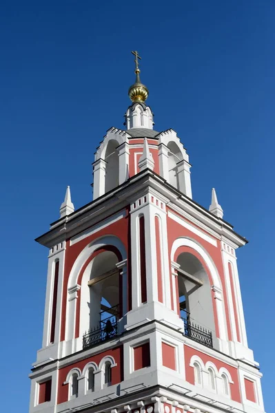 Klocktornet på kyrkan St. George Segersäll på kullen Pskov i centrala Moskva. — Stockfoto