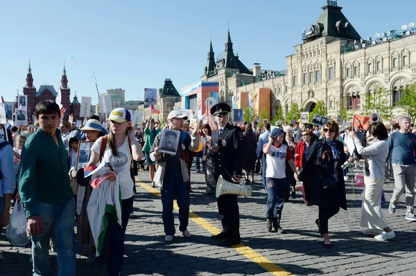 A polícia fornece lei e ordem para as ações do "Regimento Imortal" na Praça Vermelha em Moscou . — Fotografia de Stock