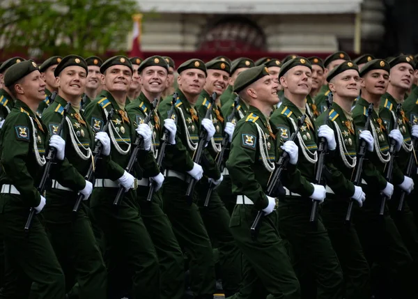 Cadetes de la Academia Espacial Militar Mozhaisky durante el ensayo general del desfile en la Plaza Roja . —  Fotos de Stock