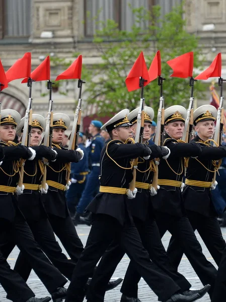 Soldaten der Ehrenwache des Verklärungsregiments des separaten Kommandanten bei der Generalprobe der Siegesparade auf dem Roten Platz — Stockfoto