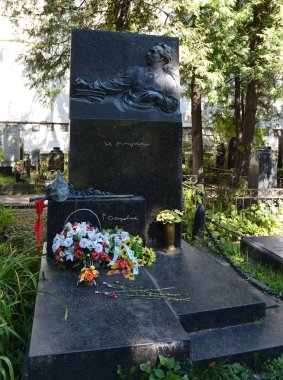 Moskova, Rusya 27 Ağustos 2016: Yazar-devrimci Nikolai Ostrovsky Moskova'da Novodevichy mezarlığında mezar.