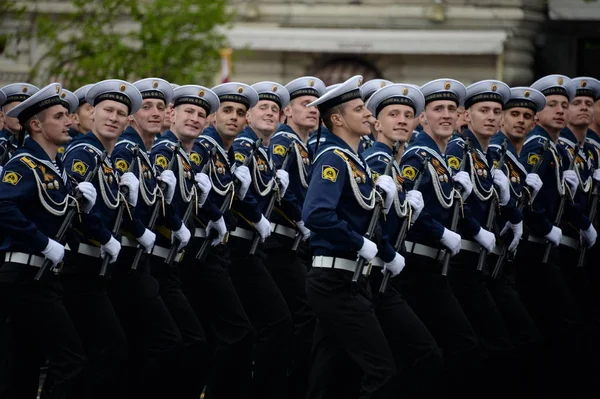  Kızıl Meydan üzerinde geçit kostümlü prova sırasında Fedor Ushakov sonra öğrenciler Baltık deniz Enstitüsü adlı.