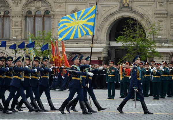 Soldados de la guardia de honor del Regimiento de Transfiguración del comandante separado en el ensayo del Desfile de la Victoria — Foto de Stock