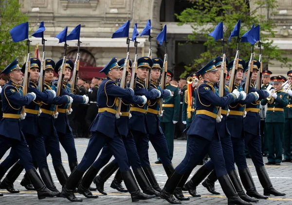 Servidores da guarda de honra do Regimento de Transfiguração do comandante separado no ensaio do Desfile da Vitória — Fotografia de Stock