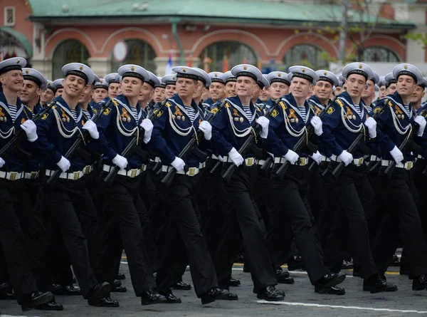  Kızıl Meydan üzerinde geçit kostümlü prova sırasında Fedor Ushakov sonra öğrenciler Baltık deniz Enstitüsü adlı.