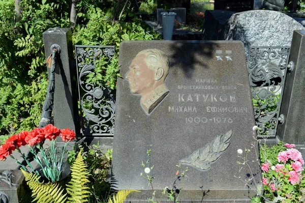 O monumento ao Marechal das Forças Armadas Mikhail Katukov no Cemitério Novodevichy em Moscou . — Fotografia de Stock