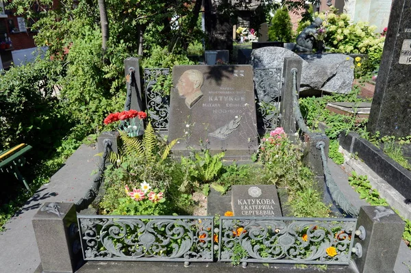 O monumento ao Marechal das Forças Armadas Mikhail Katukov no Cemitério Novodevichy em Moscou . — Fotografia de Stock