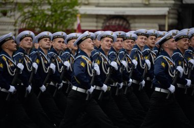 Moskova, Rusya Mayıs 6, Karadeniz daha yüksek Denizcilik Okulu 2018:Cadets PS Nakhimova sonra kırmızı kare üzerinde geçit onuruna Zafer Bayramı kostümlü prova sırasında adlı.