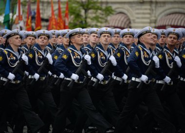 Moskova, Rusya Mayıs 6, Karadeniz daha yüksek Denizcilik Okulu 2018:Cadets PS Nakhimova sonra kırmızı kare üzerinde geçit onuruna Zafer Bayramı kostümlü prova sırasında adlı.