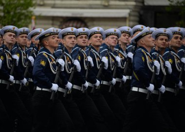 Moskova, Rusya Mayıs 6, Karadeniz daha yüksek Denizcilik Okulu 2018:Cadets PS Nakhimova sonra kırmızı kare üzerinde geçit onuruna Zafer Bayramı kostümlü prova sırasında adlı.