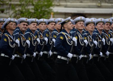 Moskova, Rusya Mayıs 6, Karadeniz daha yüksek Denizcilik Okulu 2018:Cadets PS Nakhimova sonra kırmızı kare üzerinde geçit onuruna Zafer Bayramı kostümlü prova sırasında adlı.