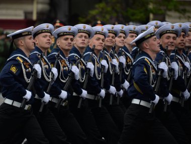Moskova, Rusya Mayıs 6, Karadeniz daha yüksek Denizcilik Okulu 2018:Cadets PS Nakhimova sonra kırmızı kare üzerinde geçit onuruna Zafer Bayramı kostümlü prova sırasında adlı.