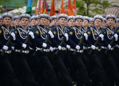 Moskova, Rusya Mayıs 6, Karadeniz daha yüksek Denizcilik Okulu 2018:Cadets PS Nakhimova sonra kırmızı kare üzerinde geçit onuruna Zafer Bayramı kostümlü prova sırasında adlı.