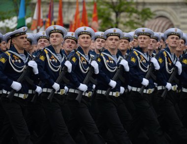 Moskova, Rusya Mayıs 6, Karadeniz daha yüksek Denizcilik Okulu 2018:Cadets PS Nakhimova sonra kırmızı kare üzerinde geçit onuruna Zafer Bayramı kostümlü prova sırasında adlı.